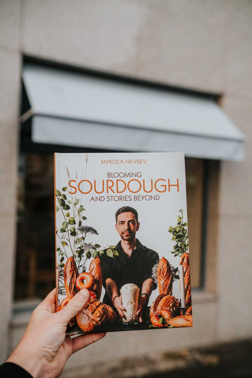 Kniha 'Bloomind sourdough and stories beyoud' M.Nevrev