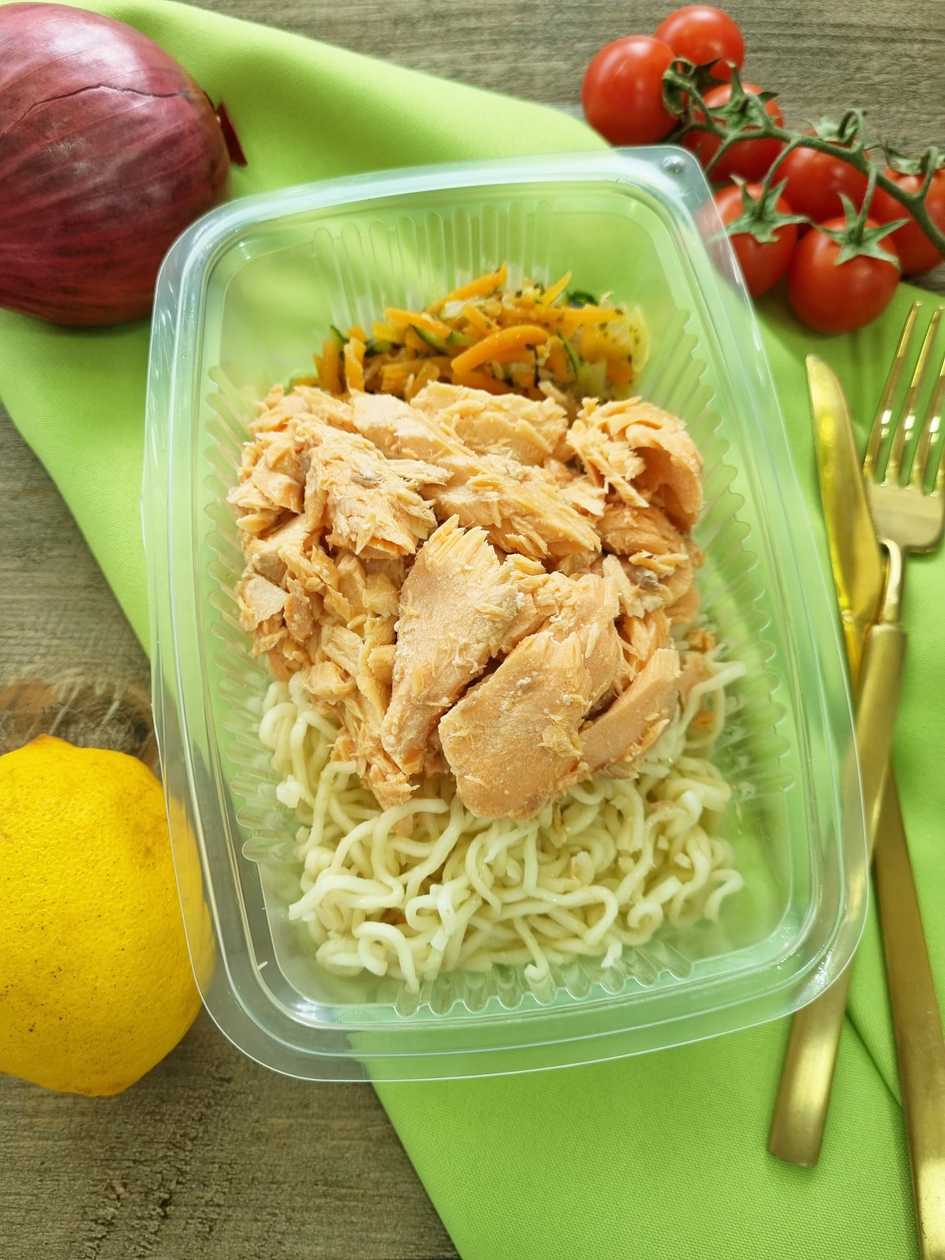 Lascas de salmão com noodles e vegetais salteados