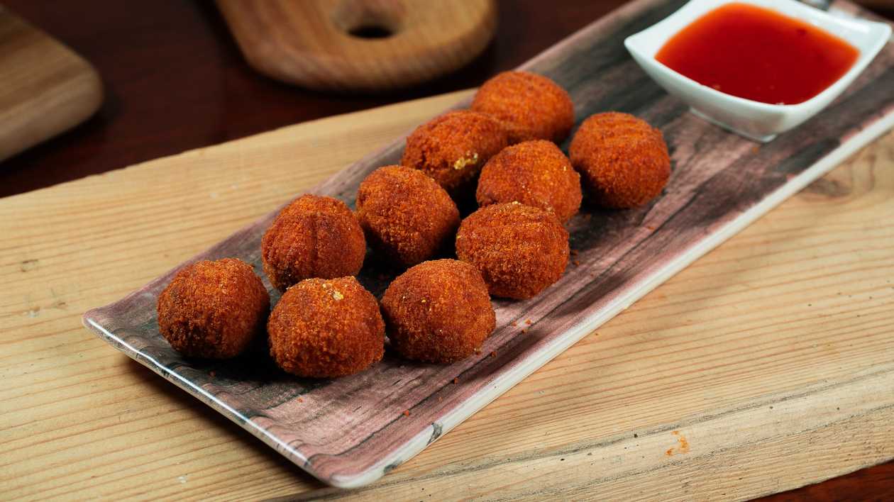 Salmon Balls with Chili Sauce (10 pcs)