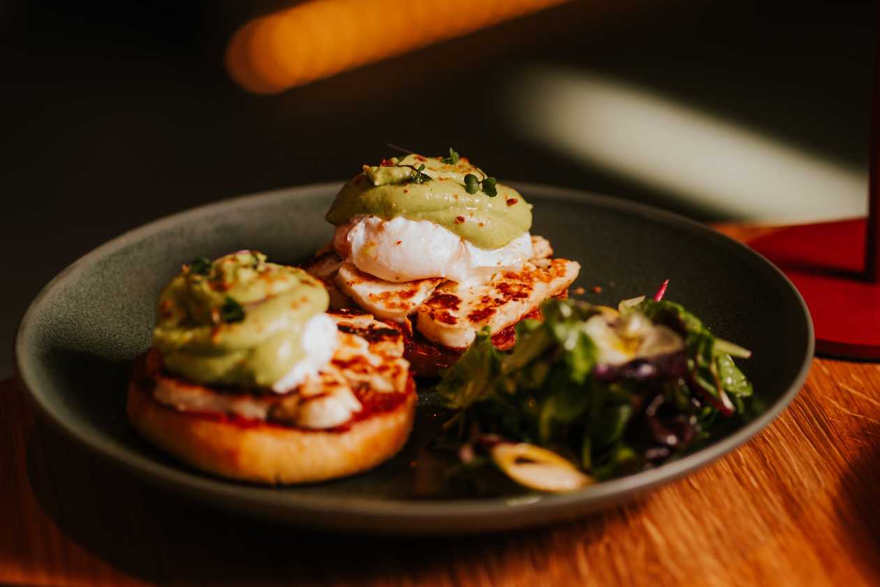 Vajíčka Benedikt s avokádovým krémom a syrom Hallomi