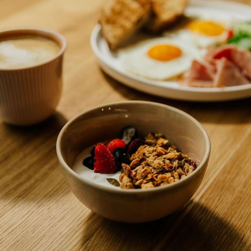 Kvásková granola s yogurtovým kremom