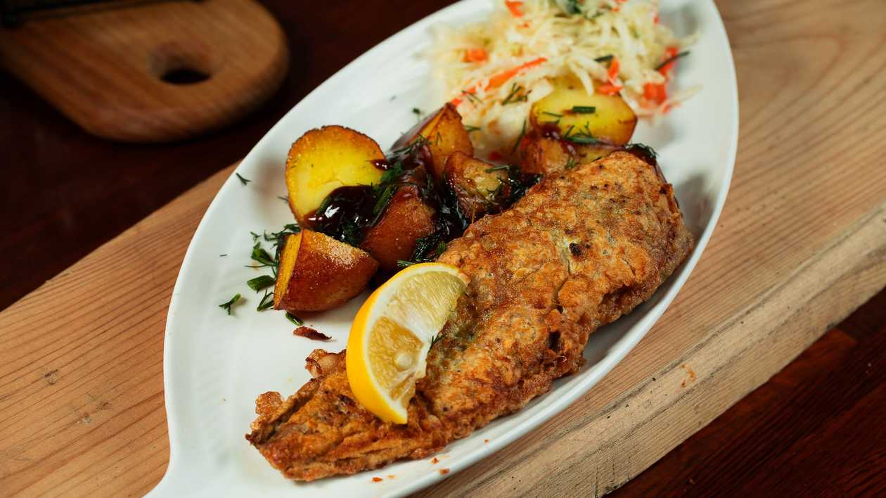 Pan-fried hake fillet with side dish