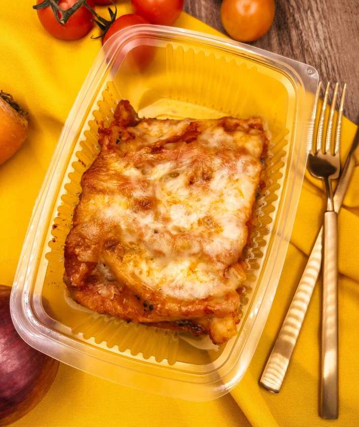 Canelones recheados com cogumelos, ricotta e salsa (vegetariano)