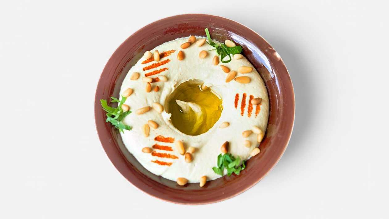 Hommous with pine kernels