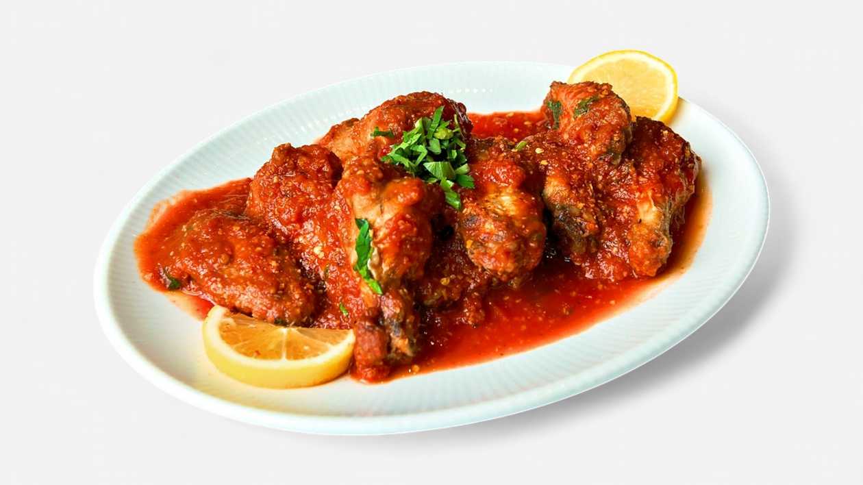 Chicken wings with spicy tomato sauce