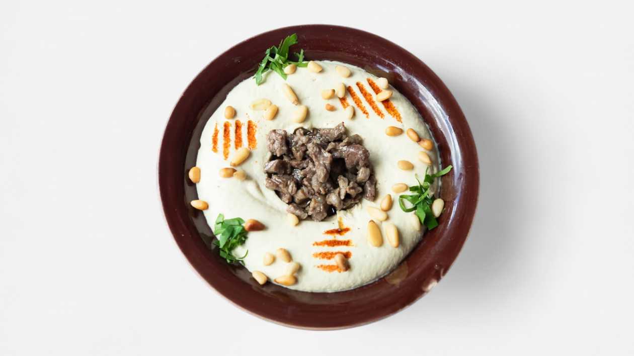 Hommous with pine kernels and fried beef