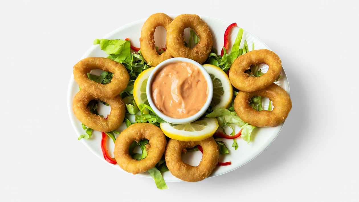 Calamari rings pane with cocktail sauce
