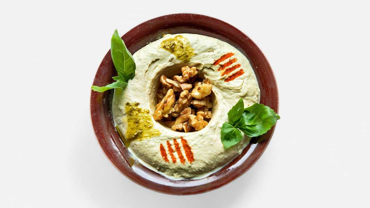 Hommous pesto and pine buds