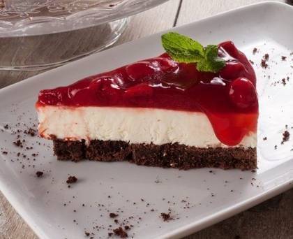 Cherry Cake 1 Portie ( 125 g e) - Produs congelat - Plus Gratis 1 Donut