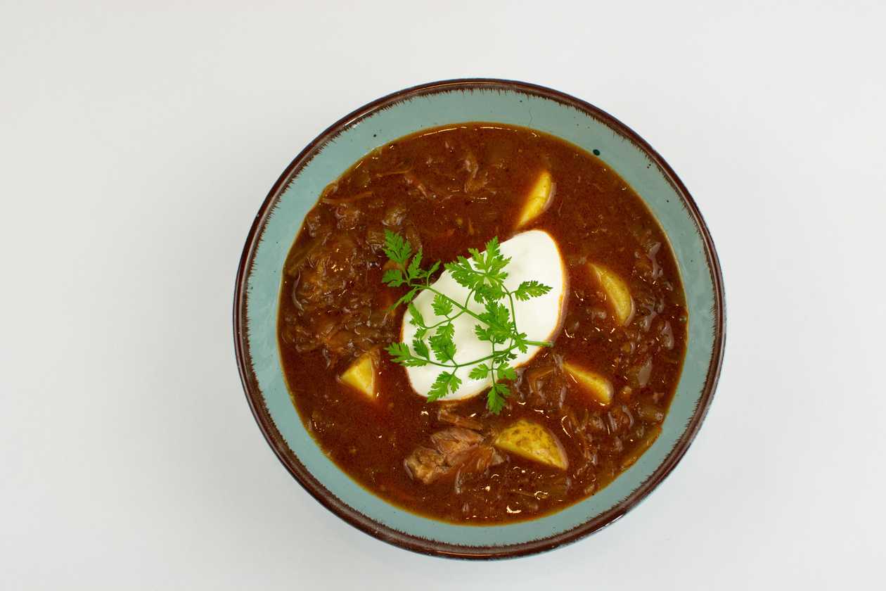 330ml Zelná s uzeným žebrem, brambory, zakysaná smetana