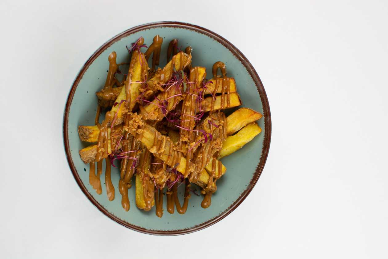 200g Naše hranolky, kouřová švestková majonéza, smažená cibule trhané kuřecí