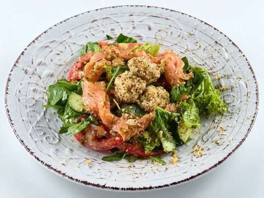 SALAD WITH SALMON AND CREAM CHEESE