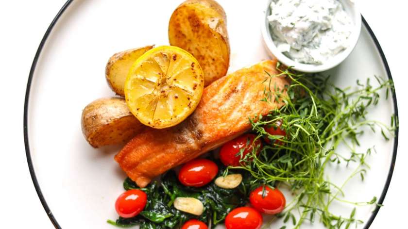 Łosoś pieczony z ziemniakami w mundurkach
