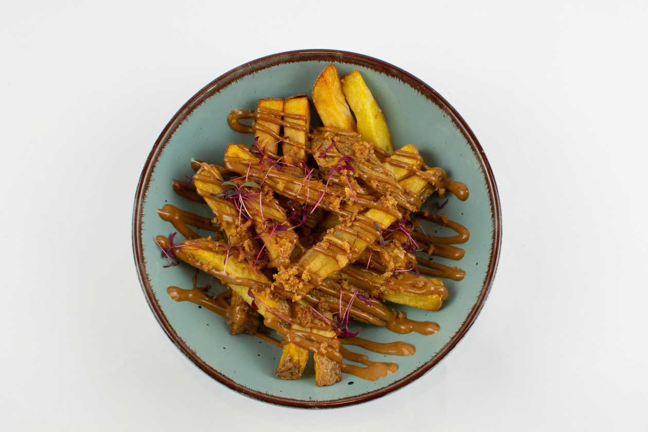 200g Naše hranolky, kouřová švestková majonéza, smažená cibule