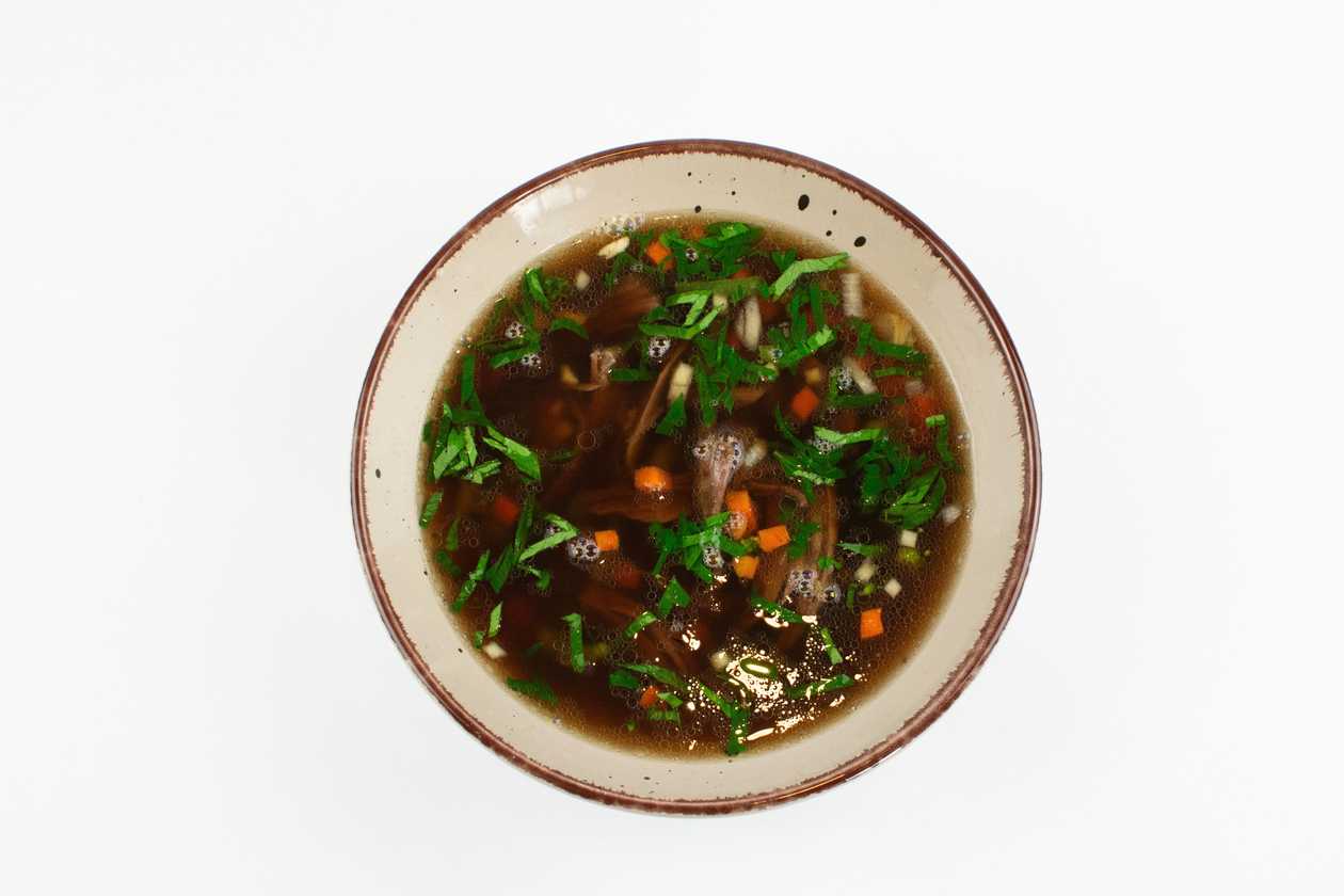 330ml Hovězí vývar s masem, kořenovou zeleninou a špenátovými nočky