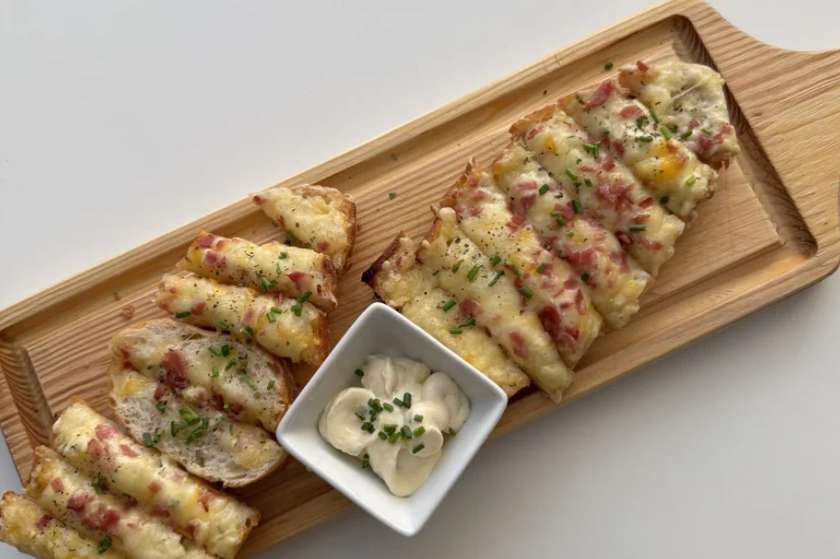 Pão de Alho com Queijo e Bacon