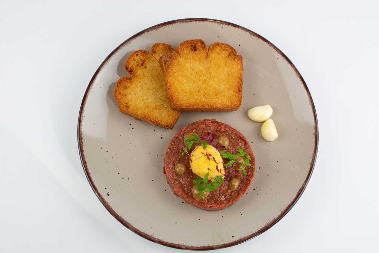 120g Hovězí tatarák, kapary, kouřová švestková majonéza, topinky z našeho chleba