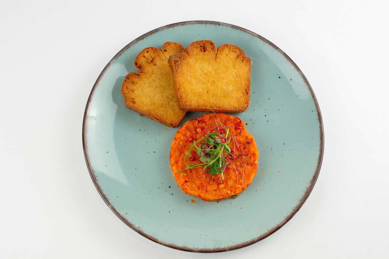 120g Tvarůžkový tatarák, topinky z našeho chleba