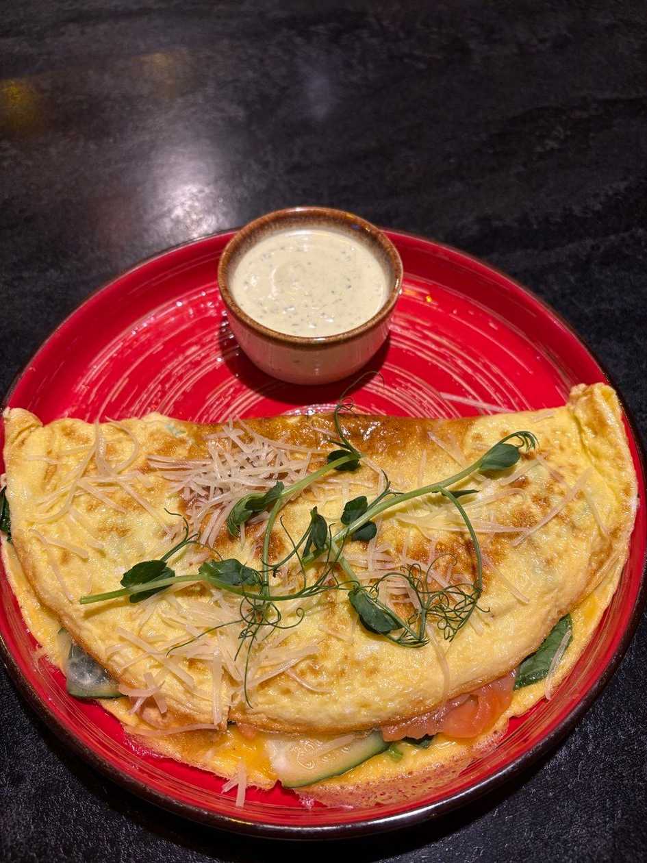 Омлет з лососем та шпинатом