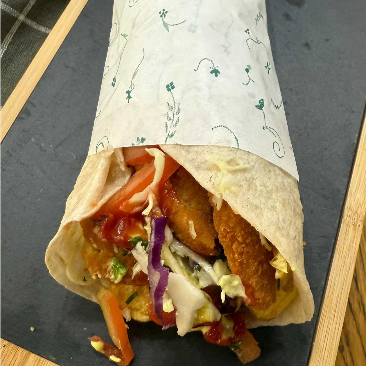 Lipie crispy cu cartofi prăjiți si salate