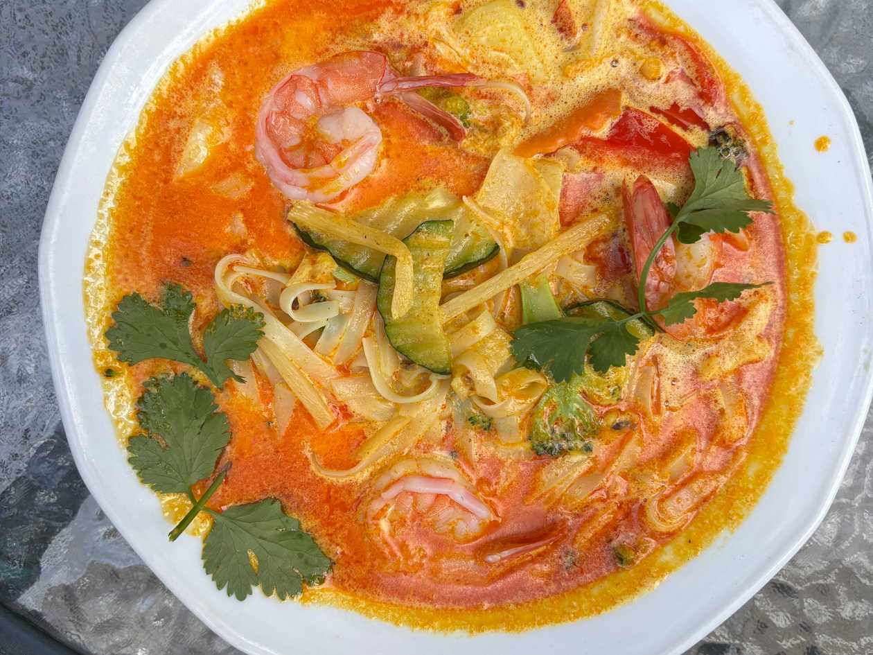 Rice Noodles in Thai Green/Red/Yellow Curry with Shrimp