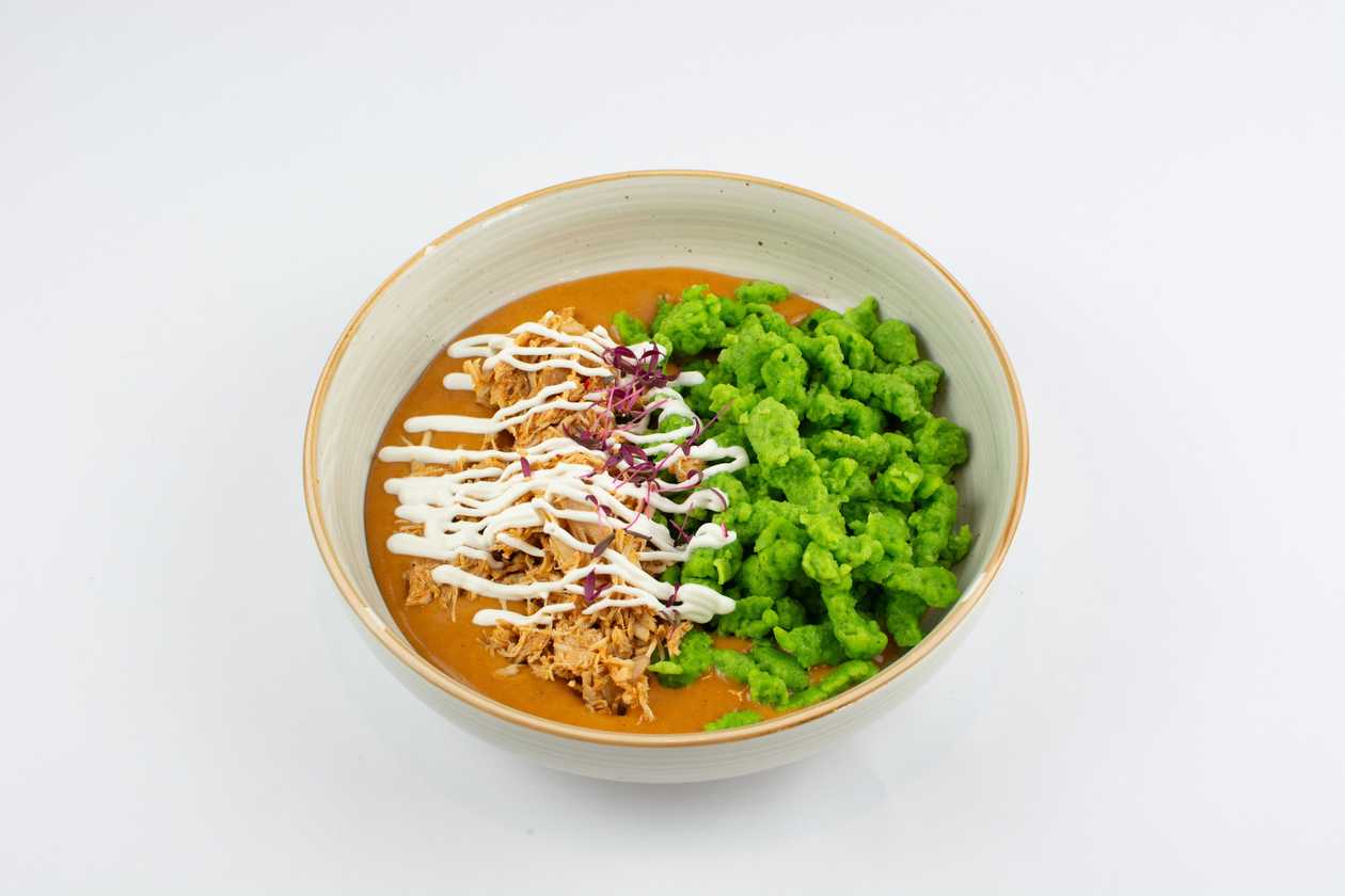 200g Trhané kuřecí prsa na paprice, paprikový olej, ajvar, špenátové nočky