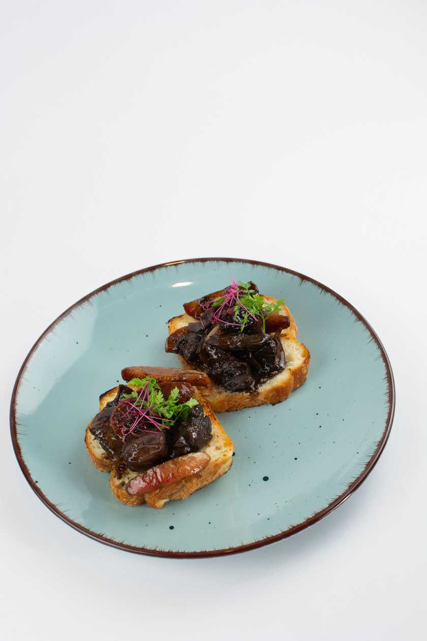 200g Restovaná drůbeží játra na slanině, naše hranolky