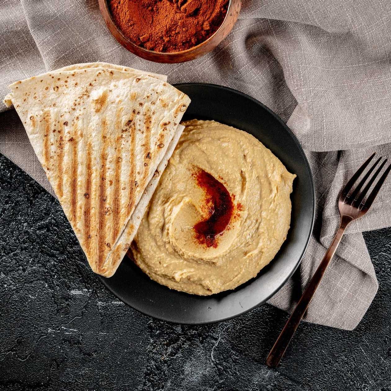 Gustare de hummus, ulei de masline si boia dulce