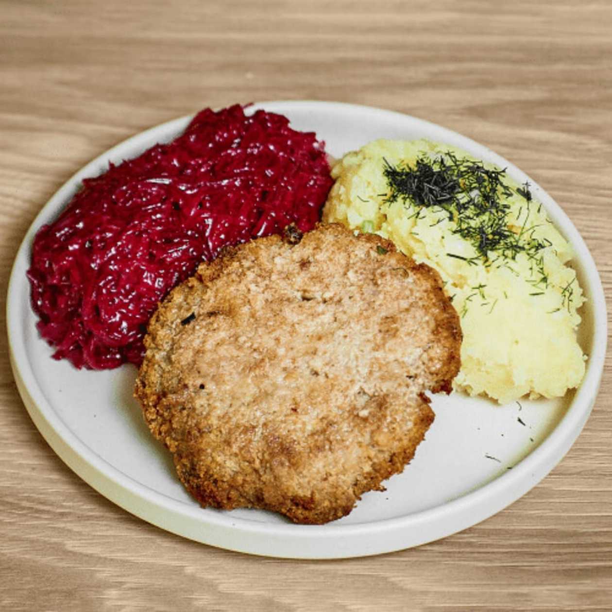Kotlet Mielony z Ziemniakami i Buraczkami