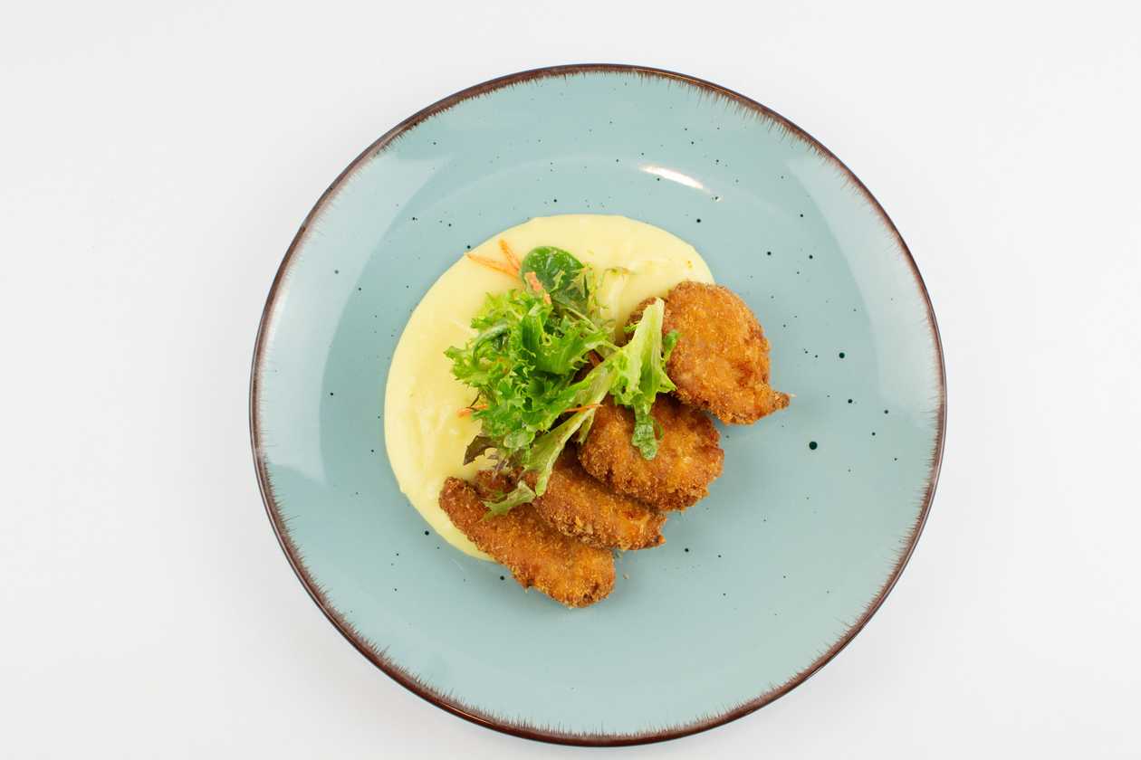 200g Smažené řízečky z vepřové panenky naložené v hořčici a česneku, máslová bramborová kaše