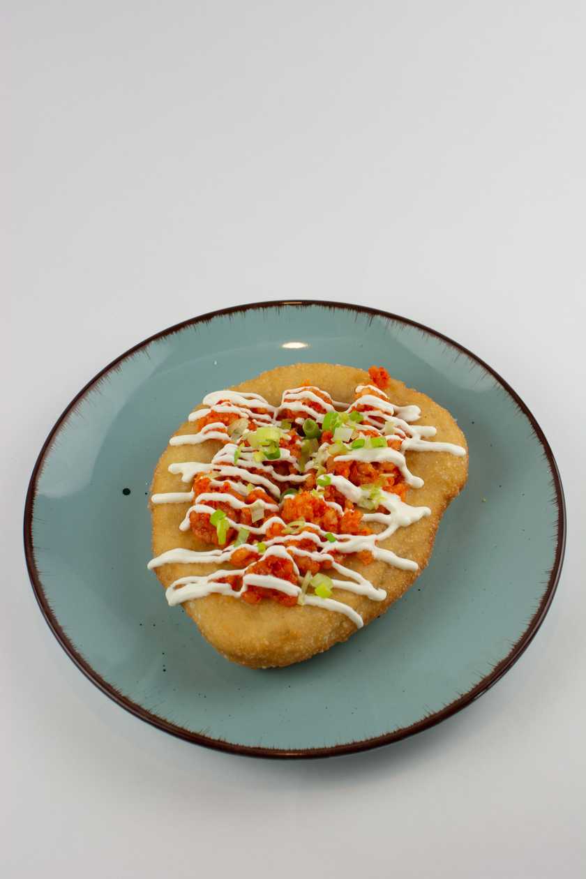 120g Langoš s tvarůžkovým tatarákem,  zakysaná smetana, pažitka