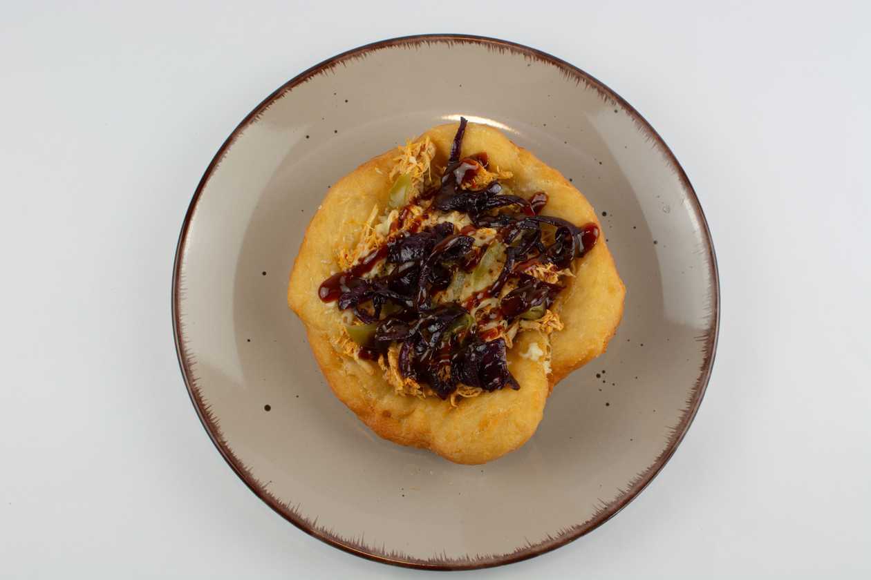 150g Langoš s trhaným kuřecím masem, mozzarella, jalapeňo papričky, červená karamelizovaná cibule, b