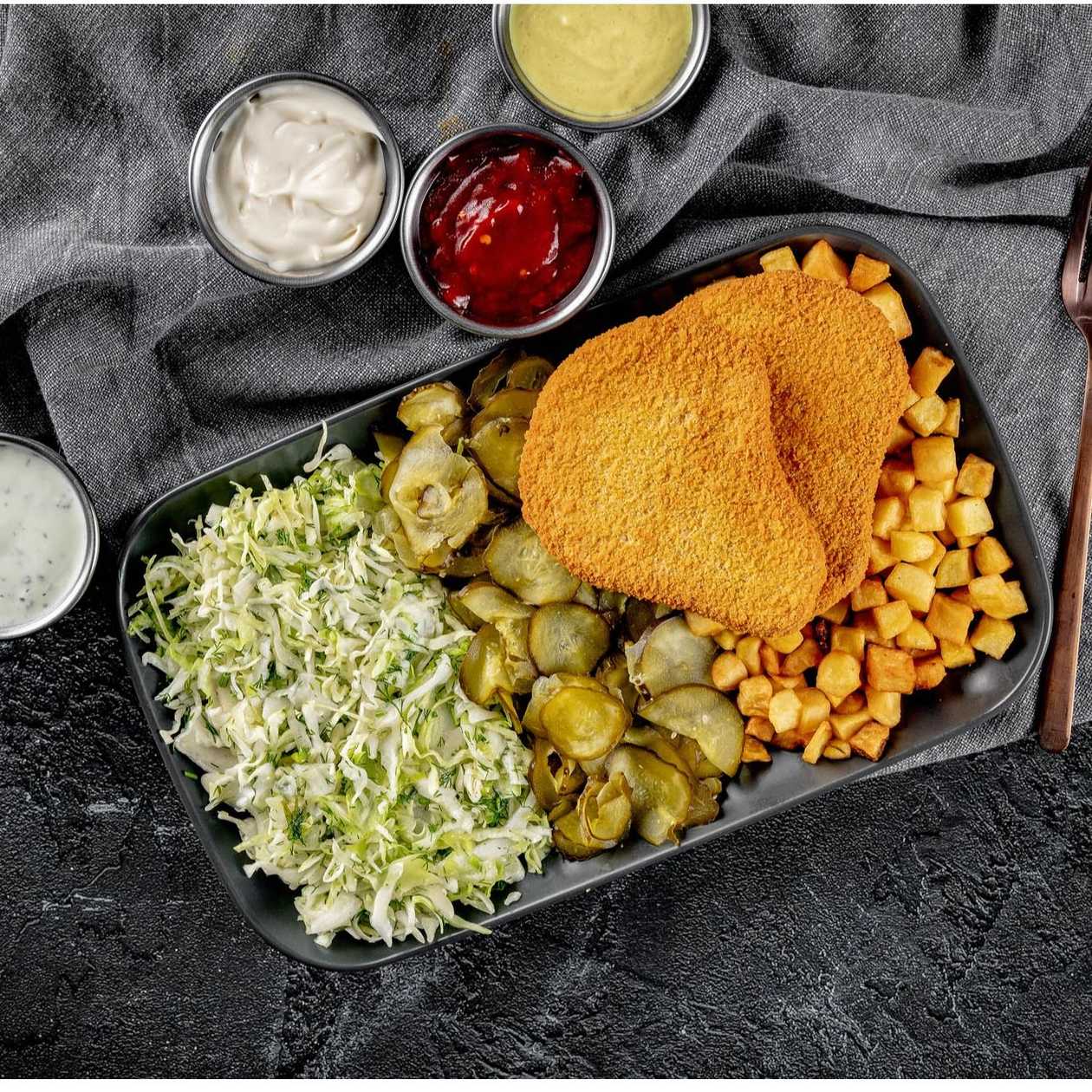 Snitel de pui cu cartofi prajiti, salate si sos