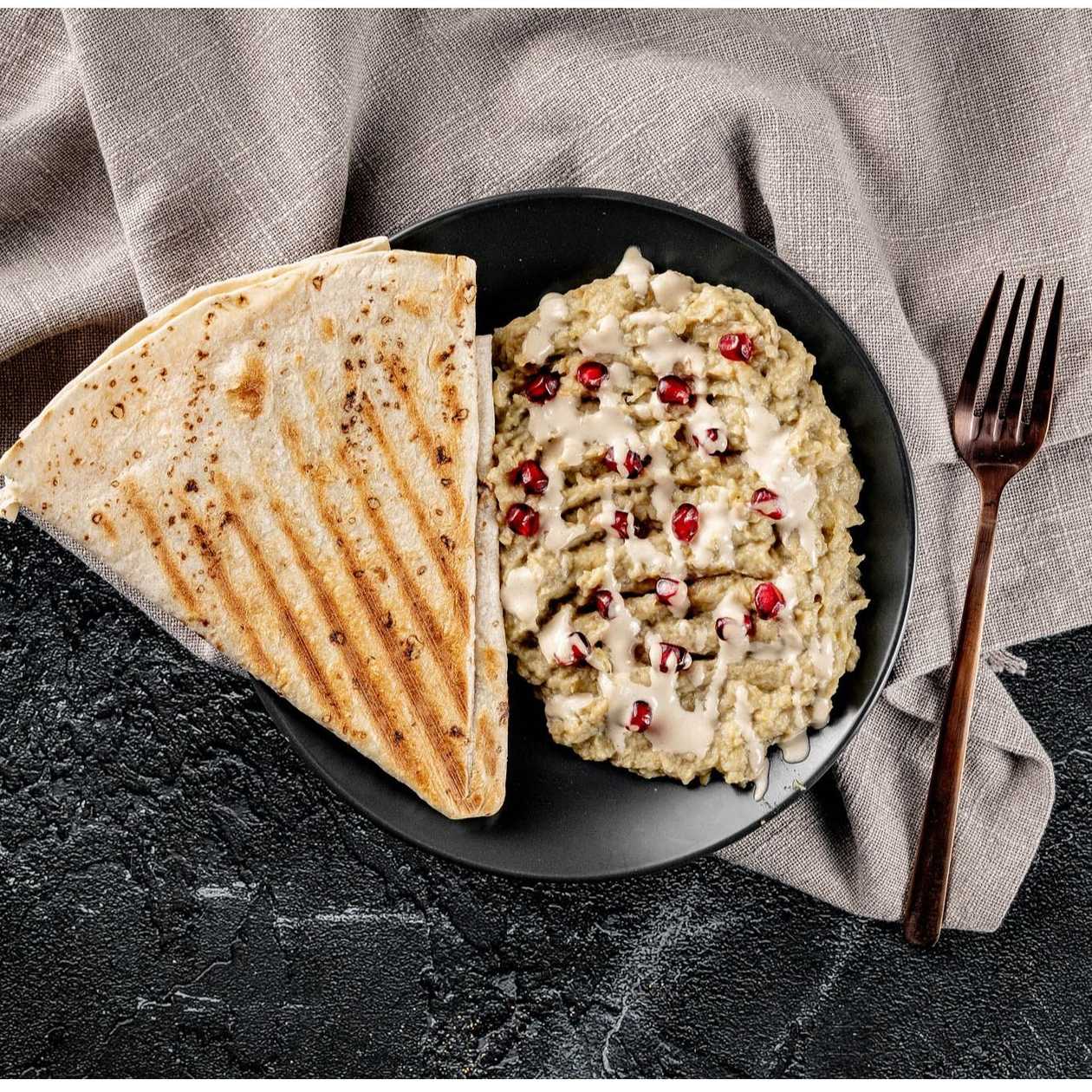 Gustare de salata de vinete, tahina si rodii