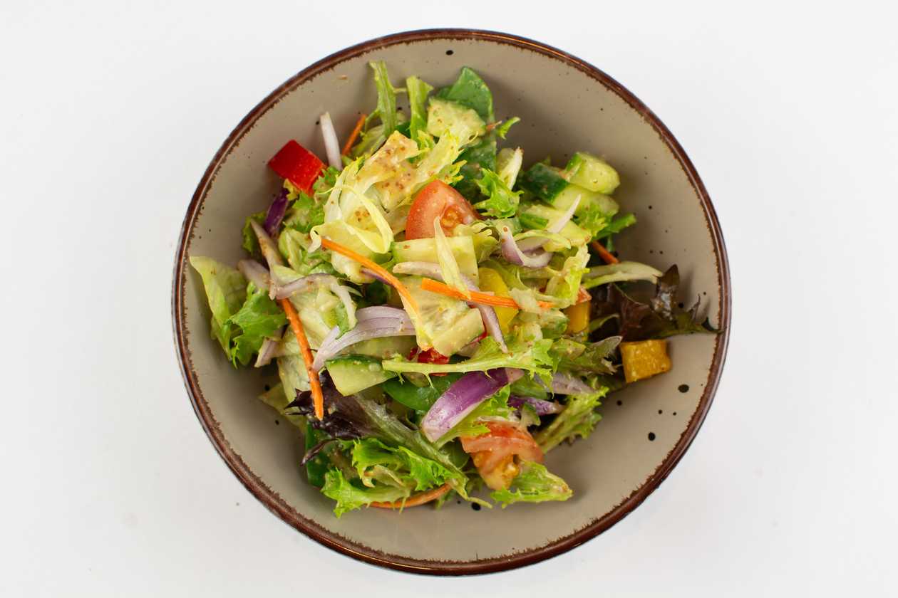 150g Míchaný listový salát s čerstvou zeleninou a dresinkem