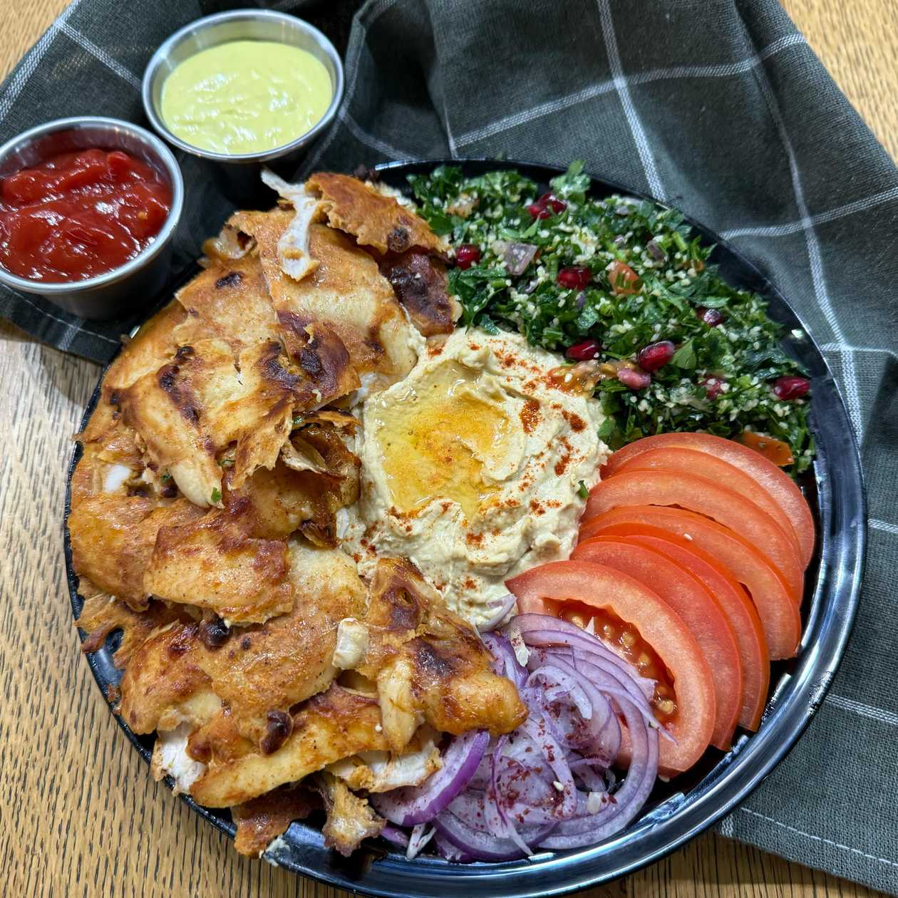 Kebab de Pui cu hummus si salate la farfurie