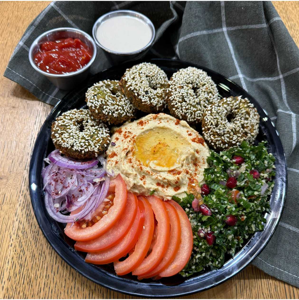 Falafel cu hummus si salate la farfurie