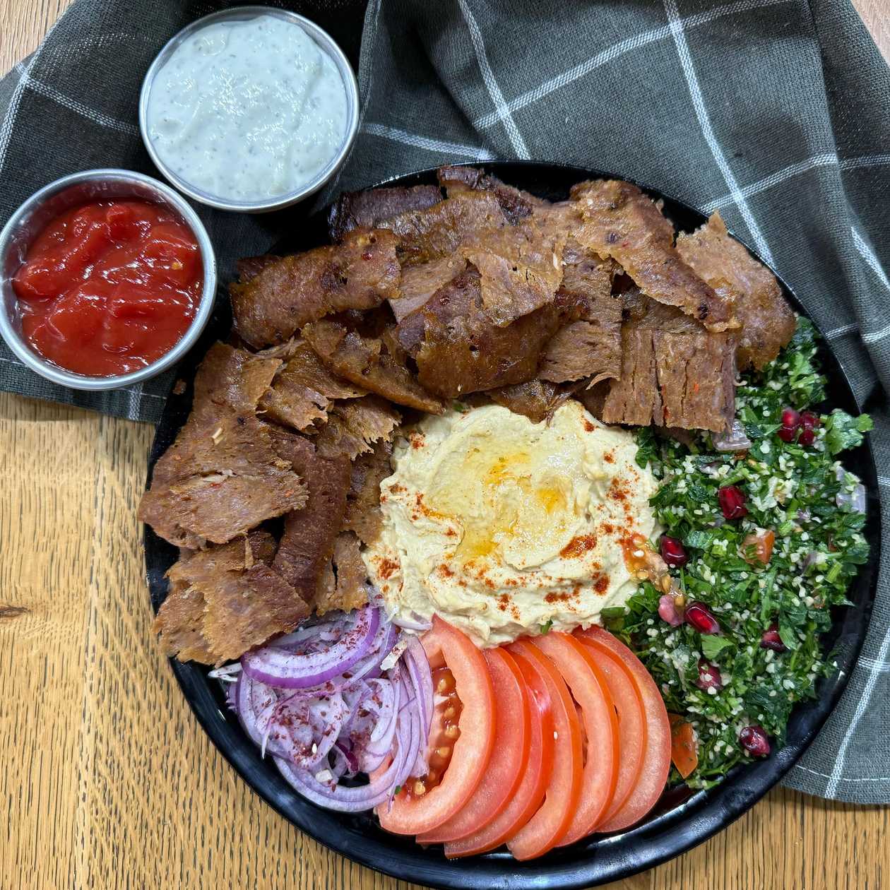 Kebab de Vita cu hummus si salate la farfurie