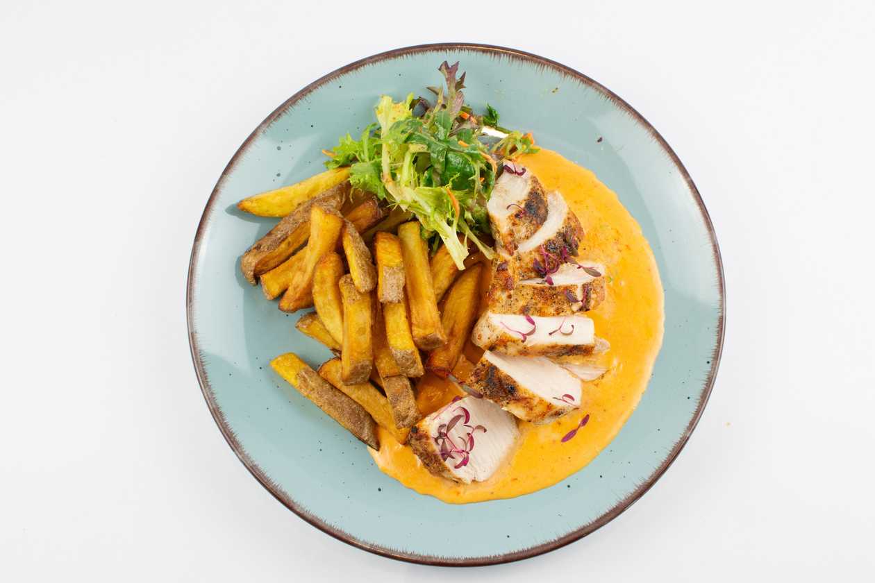 200g Kuřecí prso sous - vide, loštická omáčka, naše hranolky