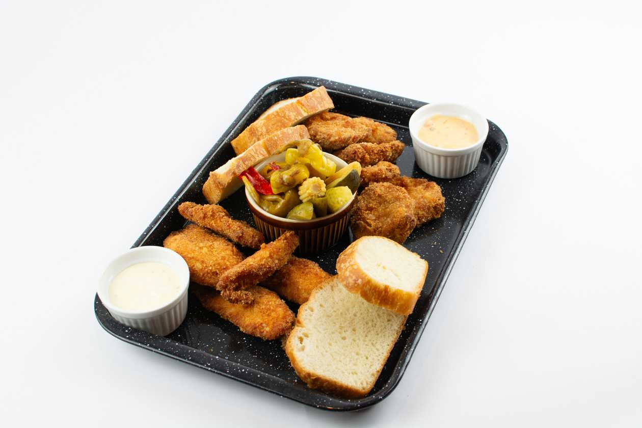 400g Tác kuřecích a vepřových řízečků, naše tatarka, chilli majonéza, nakládaná zelenina, náš chléb