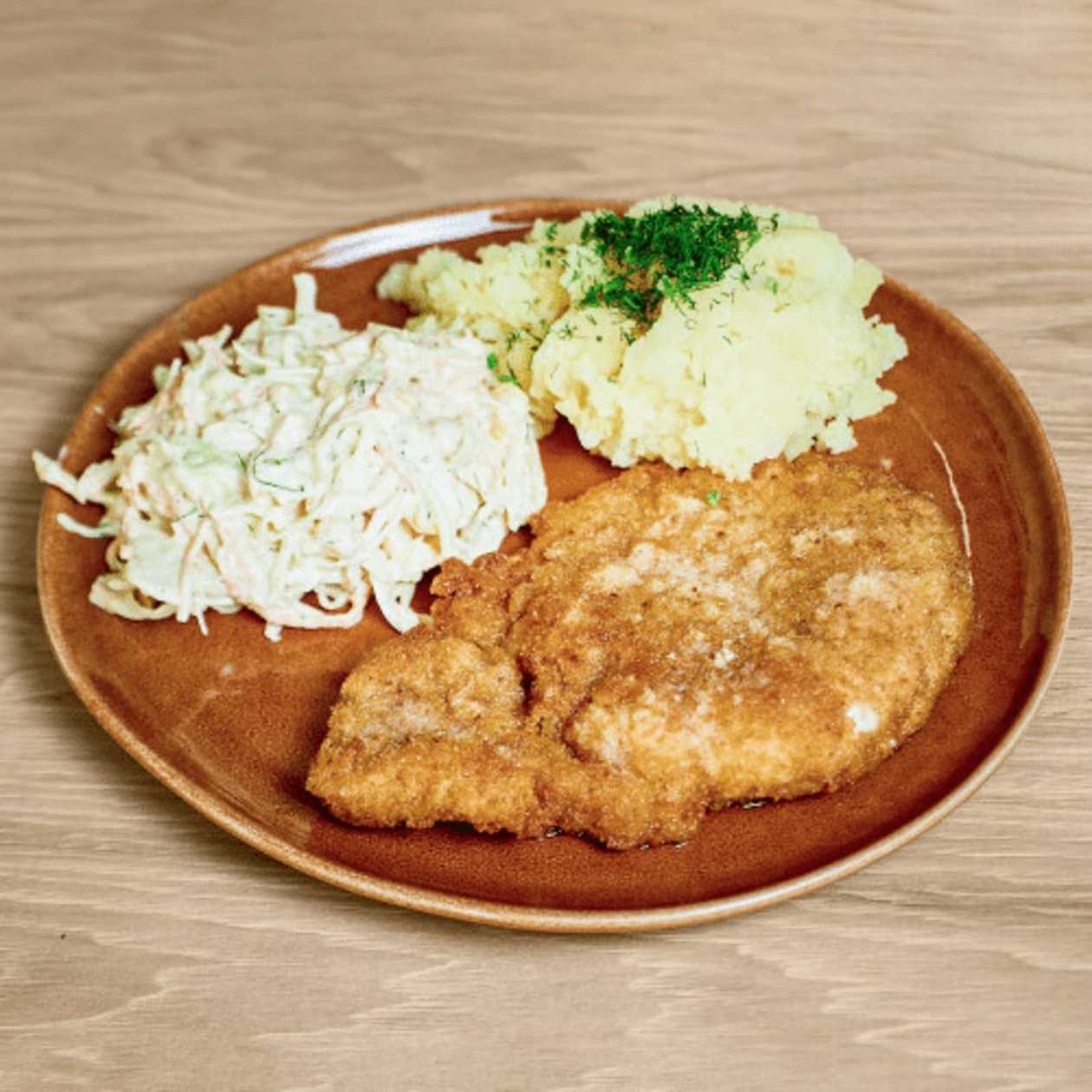 Kotlet Schabowy z Ziemniakami i Surówką