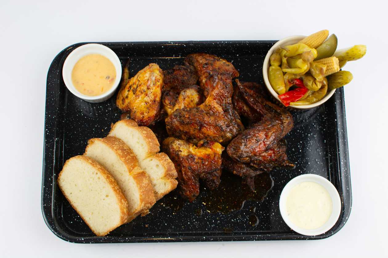 1000g Pečená kuřecí křidélka sous - vide,  zelenina, naše tatarka, chilli majonéza, náš chléb