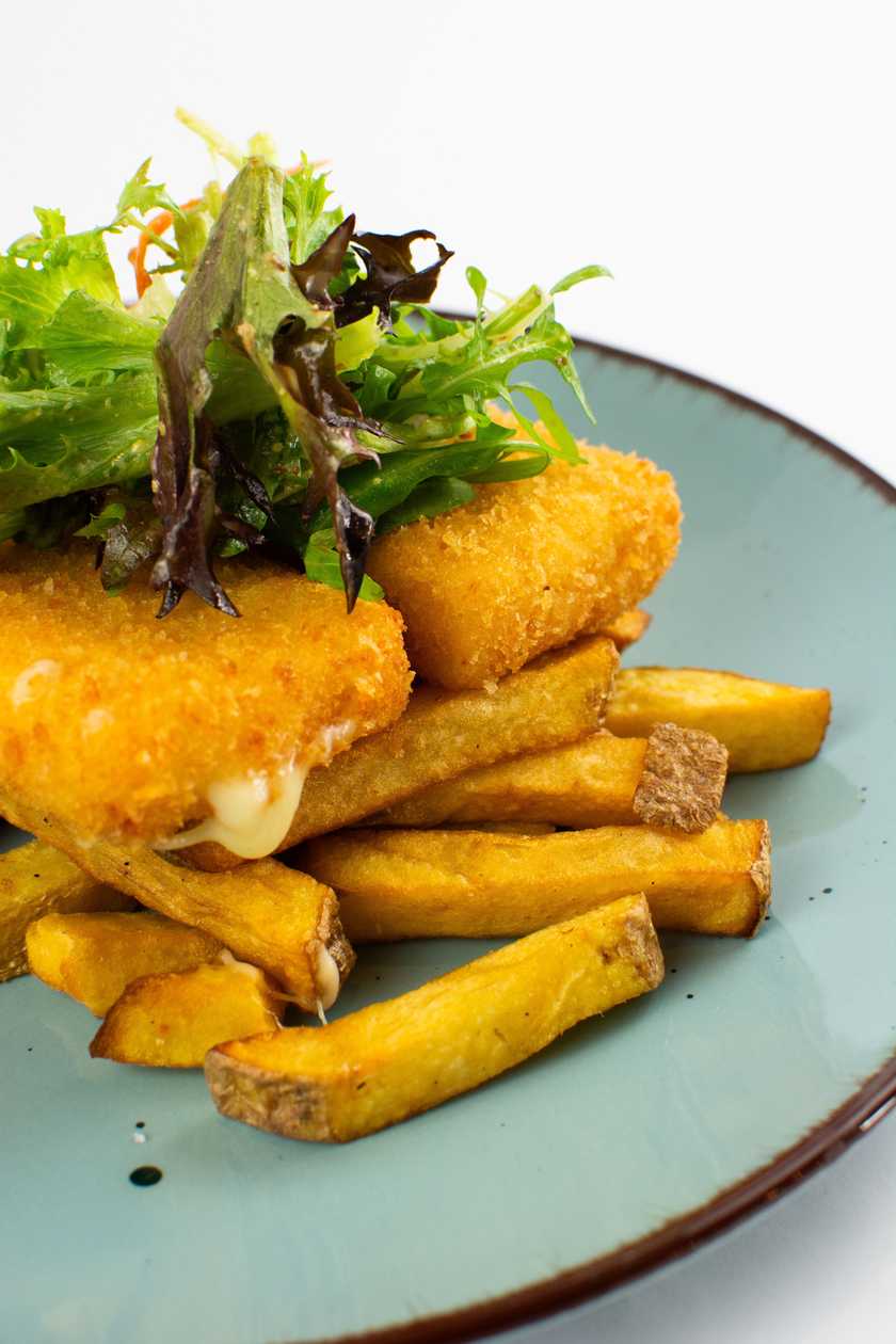 150g Smažený ementál, brambory s bylinkovým máslem - doporučujeme s kouřovou švestkovou majonézou