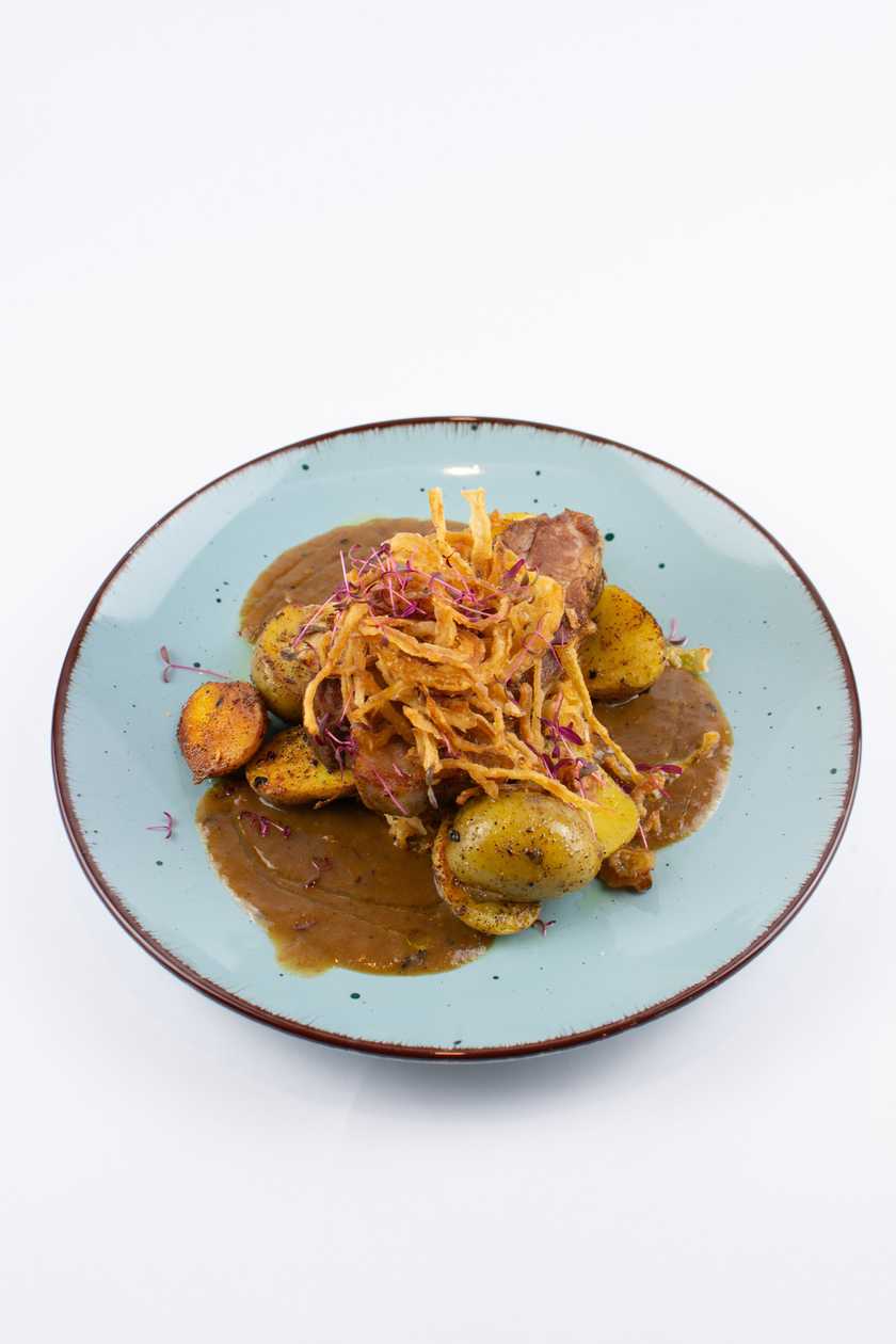 200g Pečená krkovice sous-vide, restované bílé zelí, omáčka z Černé Barbory, pečené brambory, vídeňs