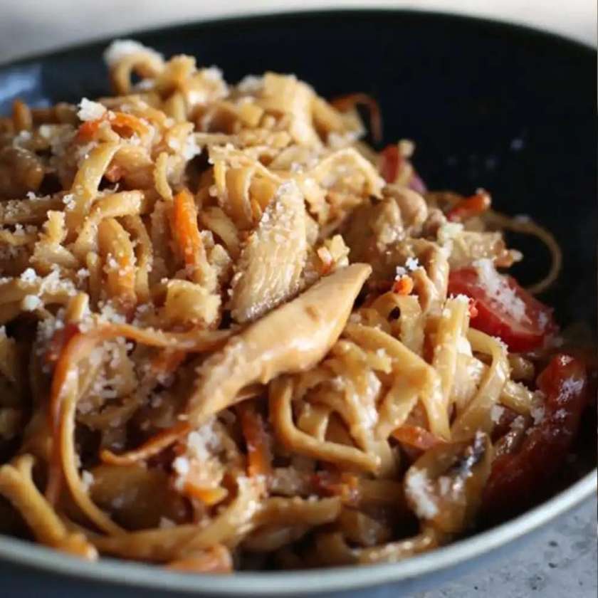 Makaron z kurczakiem na białym sosie Delivery