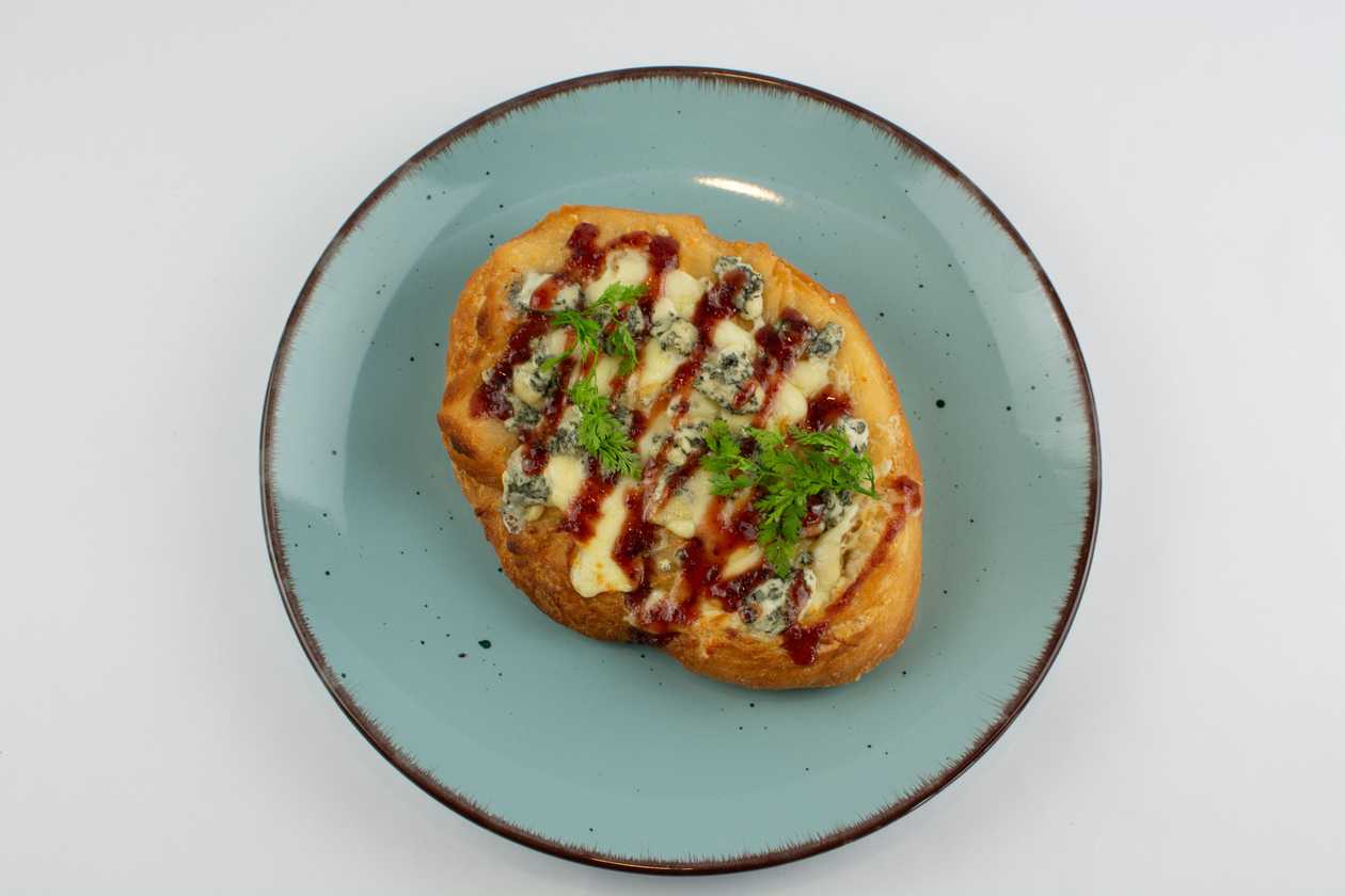 200g Langoš s třemi druhy sýra, brusinkový rozvar