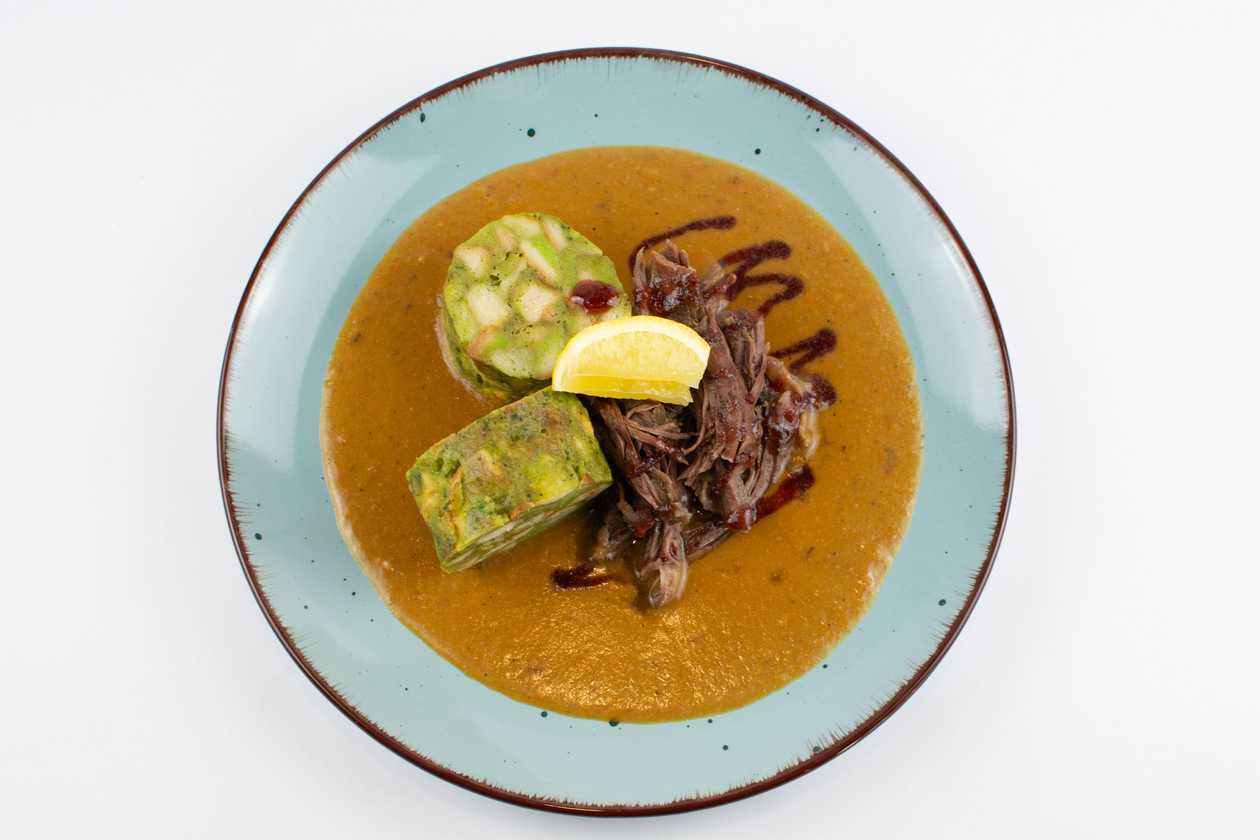 200g Hovězí svíčková na smetaně, bylinkový knedlík, brusinkový rozvar