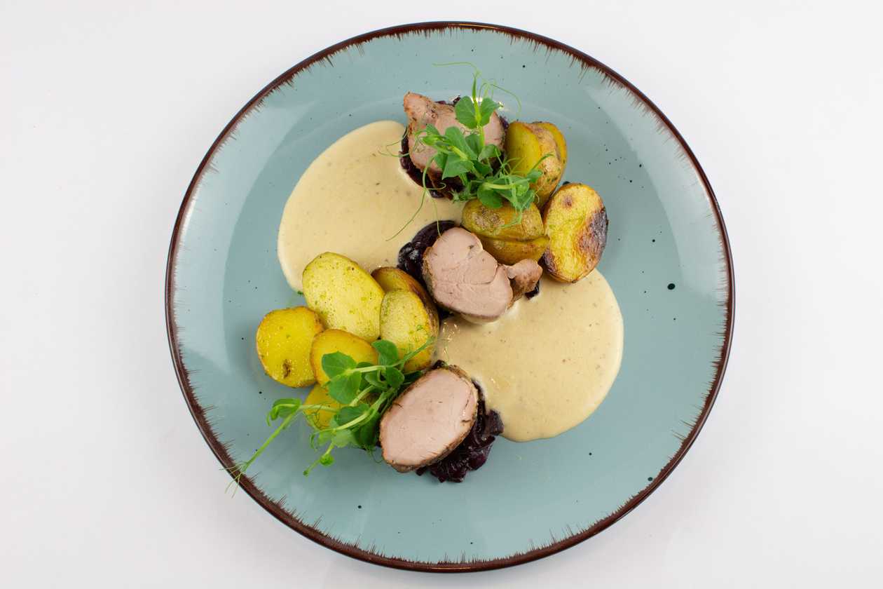 200g Vepřová panenka sous - vide, hořčicová smetanová omáčka, karamelizovaná červená cibule, pečené