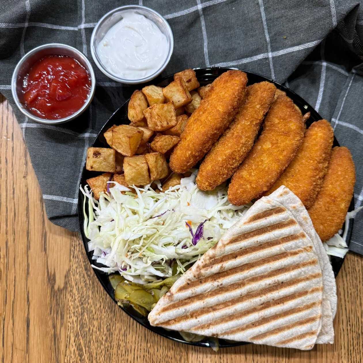 Pui crispy la farfurie cu cartofi prăjiți si salata