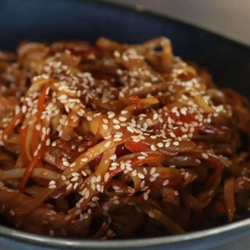 Makaron z krewetką teryjaki. Delivery